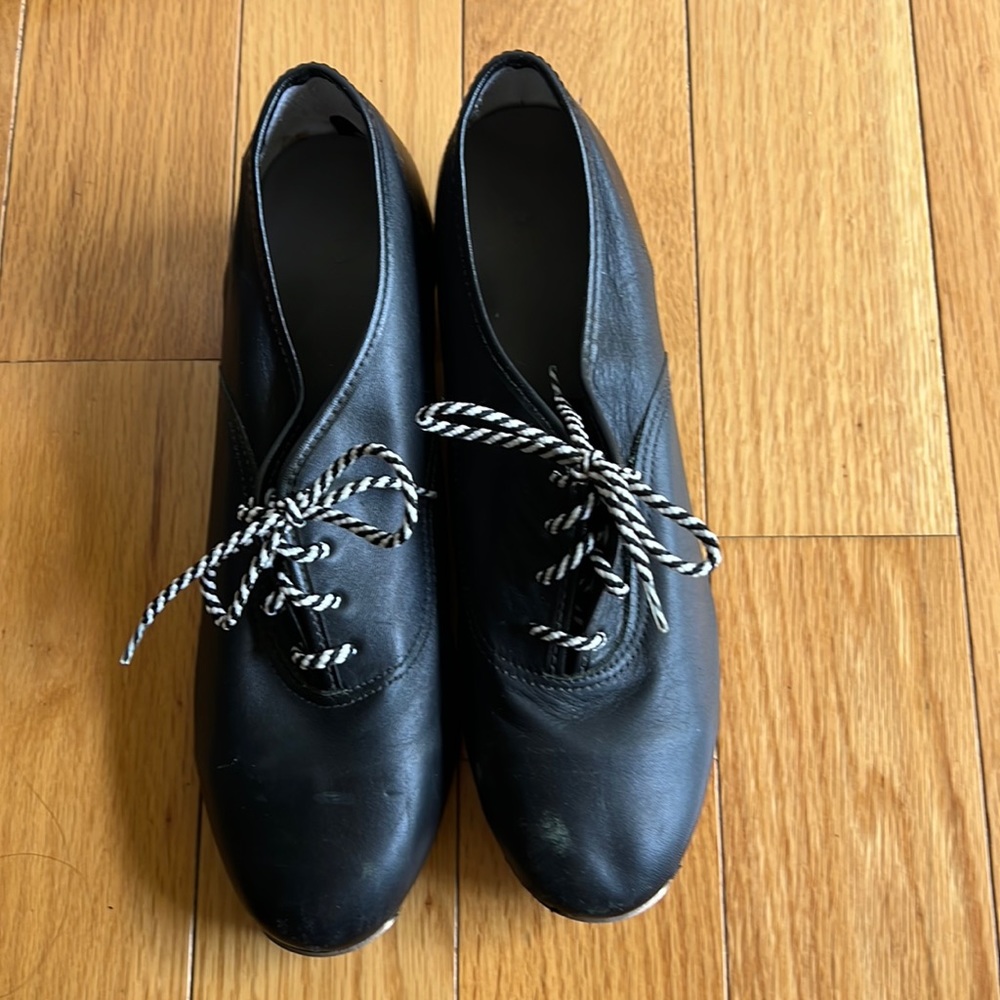 Women’s clogging shoes. Size 8m